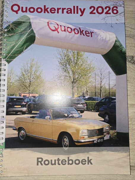 Evenementenboek voor de Quookerrally 2026 met een gouden auto onder een boog.